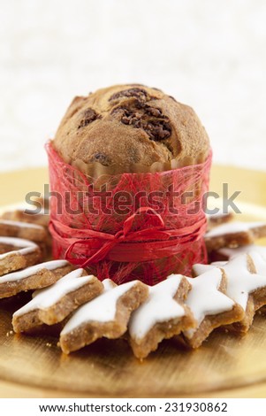 a Panettone on a golden dish and red cloth