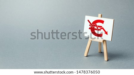 A easel with a canvas and a red Euro arrow down. National currency decline, devaluation and inflation. Adverse market conditions, euro zone crisis. Brexit. low prices and falling demand, recession. Foto stock © 