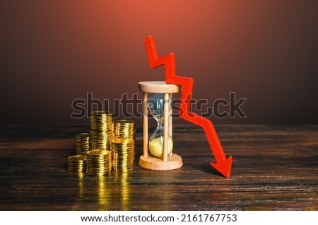 Money, sandglass and down arrow. Decrease in hourly pay wages. Save savings from inflation. Income falling. Dropping mortgage rates. Decreasing return on investment over time. Reducing costs, prices Stockfoto © 