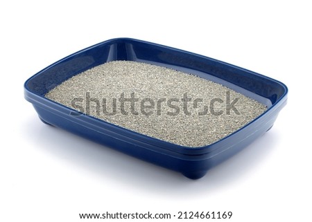 A blue cat litter tray with clumping litter isolated on white Foto stock © 