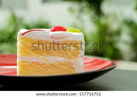 Vanillaa cake topping with white chocolate