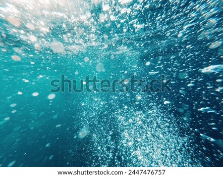 Foto Bild Kein Wasser unter dem Kiel. Modernes Segelboot, Jacht gestrandet am Strand neben einem Felsenpier. Ostküste, Massachusetts