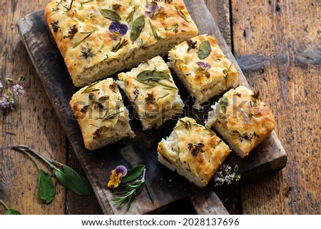 Foto Bild Hausgemachtes Rosmarin-Focaccia-Brot, Ansicht von oben, Nahaufnahme.