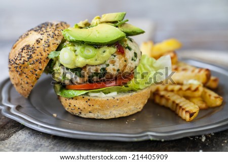 Turkey burger with avocado and chips