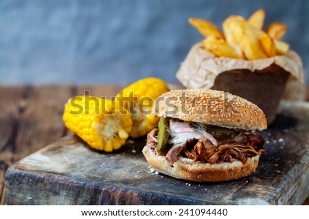 Pulled pork burger with sweet corn and chips