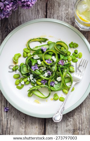Salad with broad beans, asparagus and lilac