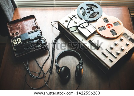 Reel tape recorder for wiretapping . Field telephone set USSR is lying nearby.  KGB spying conversations. Foto stock © 