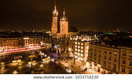 Main Squere in Krakow in Poland seen from above in the evening, Aerial view of Historical European market in downtown shoot by drone. Ko?ció? Mariacki - St. Mary's Basilica. Foto stock © 