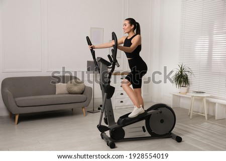 Similar – Foto Bild Frau Übung Elliptical Cardio laufen Training im Fitnessstudio