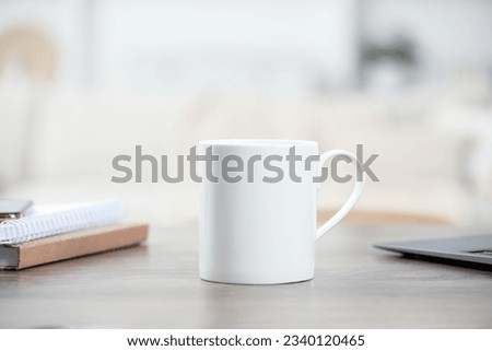 Foto Bild Eine weiße Tasse Kaffee auf einer Holzkiste im sonnendurchfluteten Zimmer