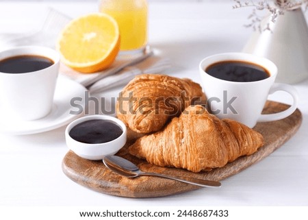 Foto Bild Frischer Kaffee mit Kaffeebohnen und Kuchenstücken