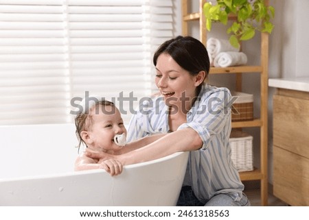 Foto Bild Mutter badet Baby zu Hause