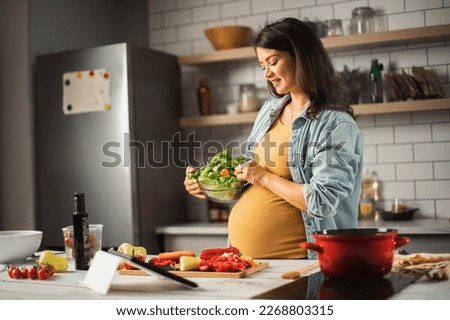 Foto Bild Junge Frau mit Frühstück auf dem Bett, die sich ausdehnt.