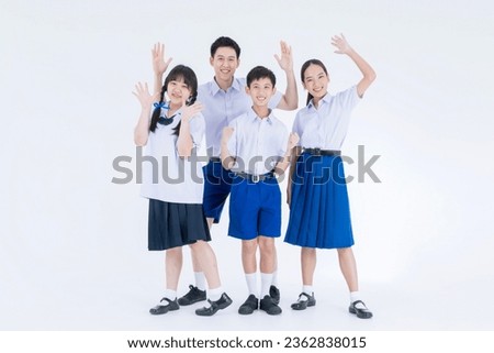 Foto Bild Asiatische Schüler tragen weiße Uniform spielen Skateboard Trick mit rosa Rauch auf Skateboard