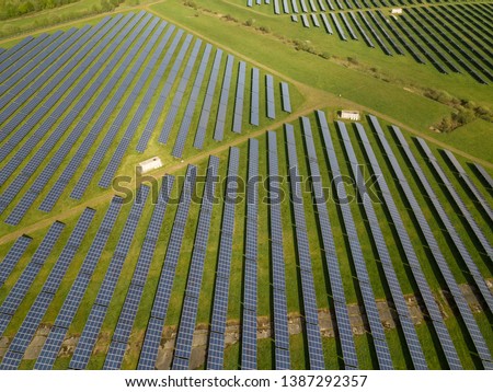 Foto Bild Droneshot einer Solarpanel-Farm erzeugt grünen Strom