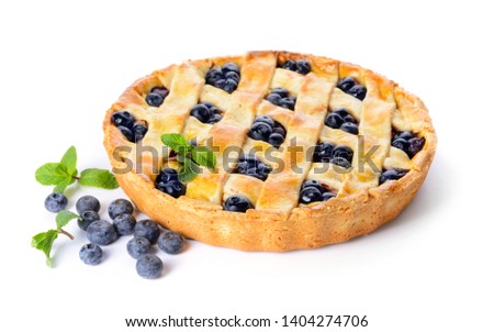 Foto Bild Blaubeerkuchen und Zutaten. Herstellung von Blaubeerkuchen mit Gitterkruste