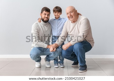 Similar – Foto Bild Mann und seine kleine Tochter grillen im Wald am felsigen Seeufer, machen ein Feuer, grillen Brot, Gemüse und Marshmallow. Familie erkundet Finnland. Skandinavische Sommerlandschaft.