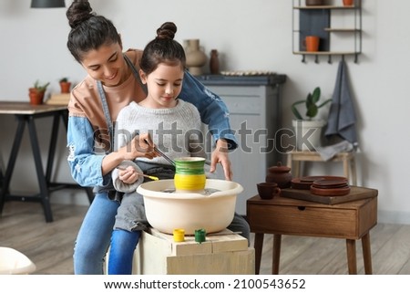 Foto Bild Kleine Tochter macht mit der Mutter zu Hause einen handgemachten Pompon