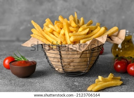 Similar – Foto Bild Leckere Pommes frites mit Gemüse und Schinken auf einem Teller auf dem Tisch