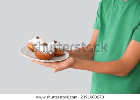 Similar – Foto Bild Kind hält Teller mit Kuchen