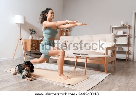 Foto Bild Lächelnde Frau macht Yoga in Stehende Hand zu Fuß Pose