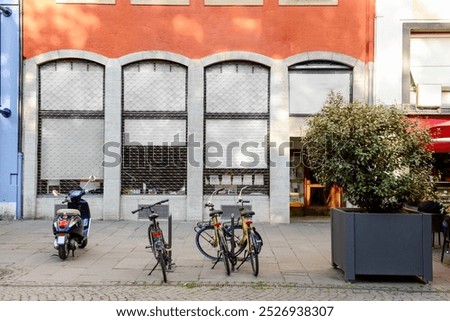 Similar – Foto Bild Fahrrad vor modernem Gebäude geparkt