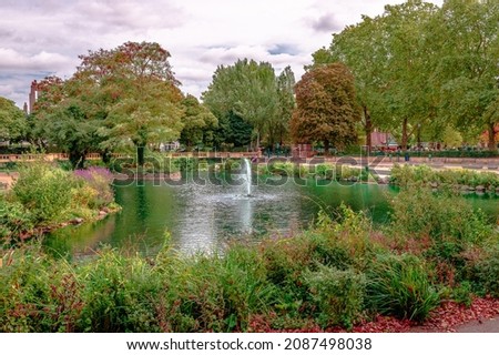 The ornamental lake in Bishops Park, in the south of Hammersmith and Fulham next to the river Thames, London, UK. 商業照片 © 