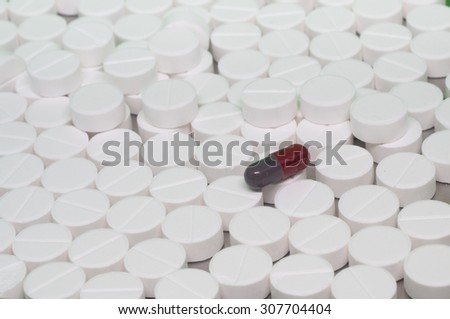 White pills paracetamol paceblo tablets and one pill capsule