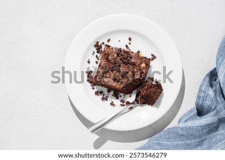 Foto Bild Textur eines gebackenen Brownie-Schokoladenkuchens mit gegossener Schokolade. Gekochte hausgemachte Speisen