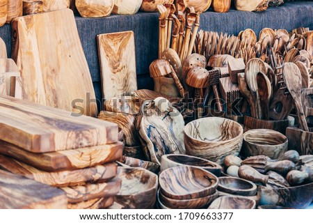 Medieval market stall of handmade wooden utensils. craft market Stockfoto © 