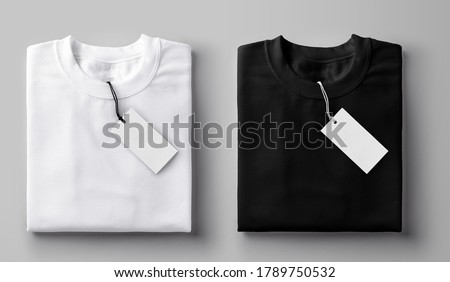 Black and white folded t-shirt with label. Foto stock © 