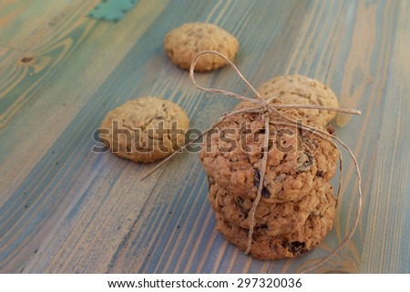 Sweetmeats. Two types of oatmeal cookies with raisins and sunflower seeds. Some tied with string to the bow, the second spread on the board. Perfect for a day trip, party, meeting over coffee.