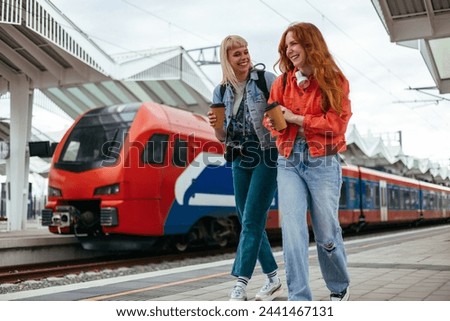 Similar – Foto Bild junge Frau am Bahnhof, die auf die Zieltafel schaut. Konzept für Reisen und öffentliche Verkehrsmittel