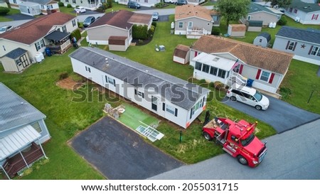 Aerial View of a Manufactured, Mobile, Prefab Home Being Removed from a Lot in a Park 商業照片 © 