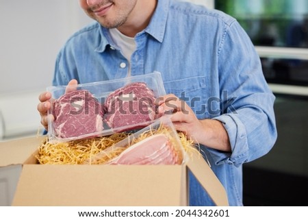 Man Unpacking Online Luxury Meat Order Of Steak And Bacon Delivered To Home Stock foto © 