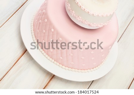 Cake/Decorative fondant pink cake on picnic table