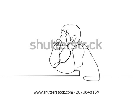 man sits at the table thinking or listening in surprise with his mouth open - one line drawing vector. the concept of shock, surprise, attentive listening, reflection, intense mental work Stock foto © 
