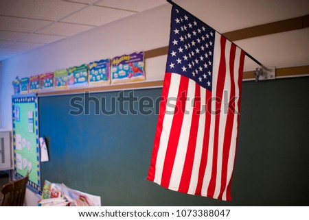 Interior School Classroom Chalkboard with Flag Foto stock © 