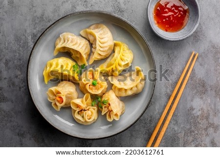 Assorted Chinese dim sum dumplings stuffed with meat and shrimps and sweet sauces. Jiao zi, shao mai, niu rou jiao with saffron and beef filling.  Asian food.  Foto d'archivio © 