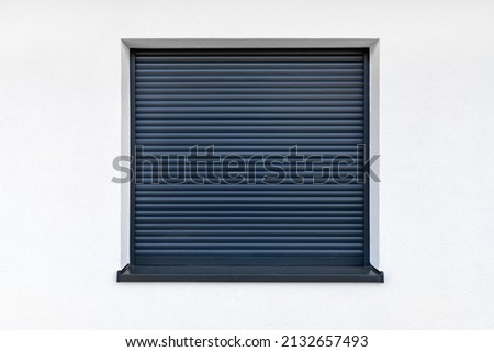 Large window in anthracite color with fully covered external blinds, view from the outside of the building. Foto stock © 