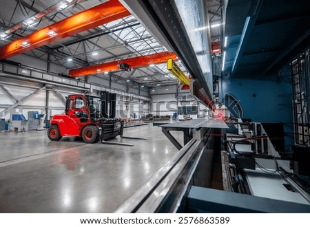 Foto Bild Industriehalle mit geparktem Anhänger