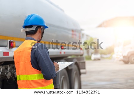 Preforming a pre-trip inspection on a truck,preventive maintenance. Imagine de stoc © 
