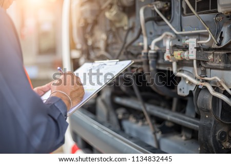 Preforming a pre-trip inspection on a truck,preventive maintenance,Check truck engine,Check the lubricating oil. Imagine de stoc © 
