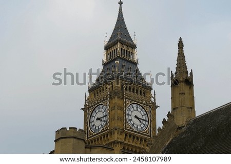 Foto Bild Big Ben: Turmspitze mit Uhr aus der Froschperspektive im goldenen Abendlicht