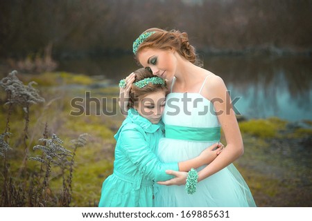 Bride hugging his little sister / Wedding in turquoise colors
