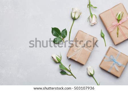 Foto Bild Florale Komposition auf Kraftpapier mit Frühlingsblumen