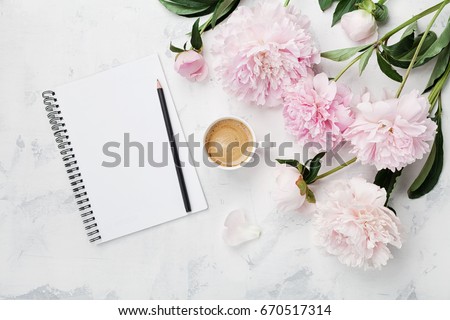 Similar – Foto Bild Ein leeres Notizbuch, eine gelbe Wasserflasche, Büroartikel und Schokolade in einer Schüssel.