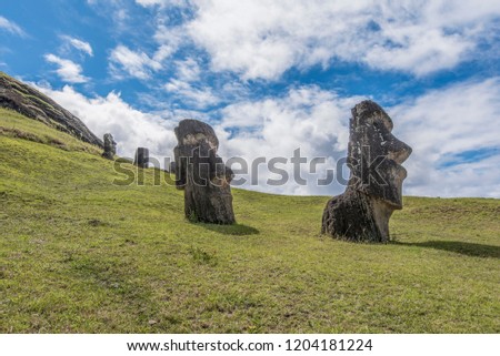 Foto Bild Ein Paar unterirdischer Moai auf dem erloschenen Vulkan Rano Raraku