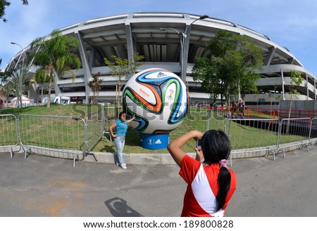 Rio de Janeiro, BRAZIL, April 19, 2014 - TOUR OF THE CUP FIFA WORLD CUP. TOURISTS take pictures BALL WORLD CUP (BRAZUCA), DURING THE EVENT OF THE FIFA MARACANÃ?Â?.