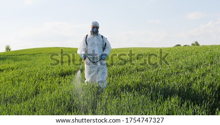 Similar – Foto Bild Landwirt in Schutzkleidung mäht Rasen in einem Garten mit einem Benzinrasenmäher